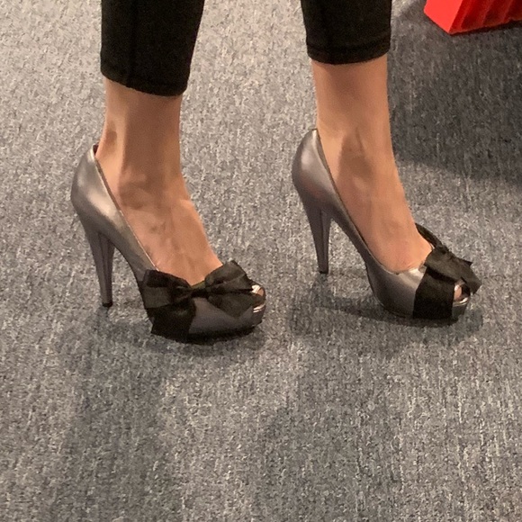 Paris Hilton silver heels - Picture 4 of 8